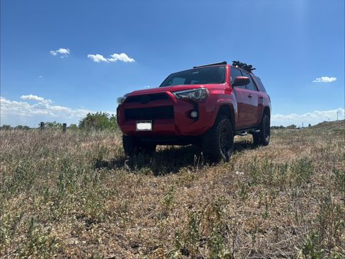 Used 2018 Toyota 4Runner SR5 AWD/4WD image 2