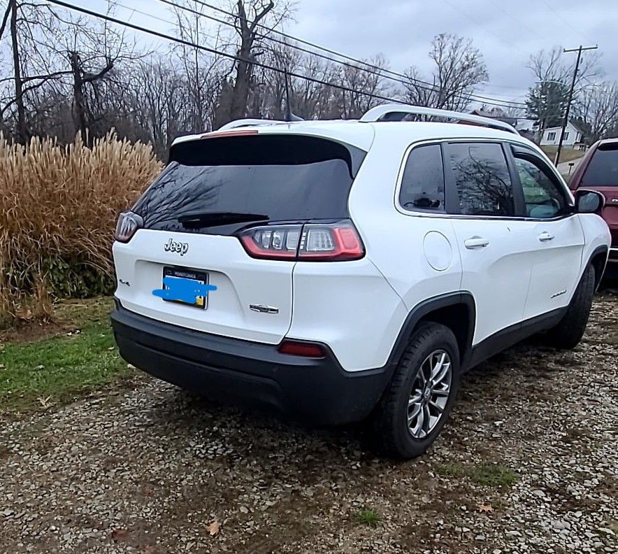Used 2019 Jeep Cherokee Latitude Plus w/ Cold Weather Group AWD/4WD image 5