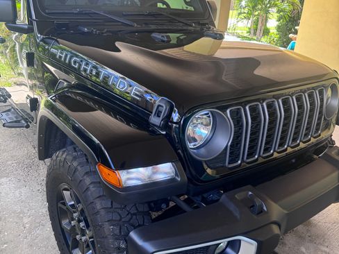 Used 2025 Jeep Gladiator Sport AWD/4WD image 8