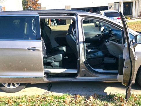 Used 2017 Chrysler Pacifica Touring-L image 8