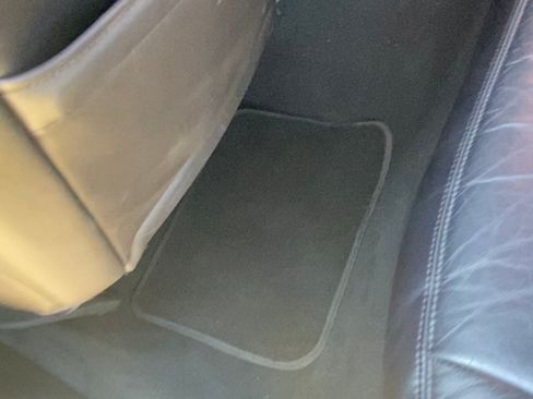 Used 2011 Lincoln Town Car Signature Limited image 8