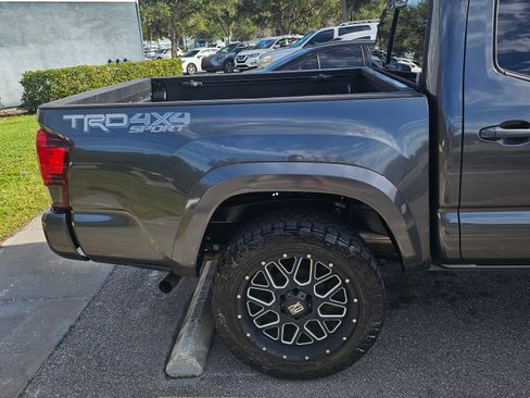 Used 2019 Toyota Tacoma TRD Sport image 5