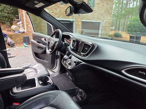 Used 2020 Chrysler Pacifica Touring-L Plus image 13