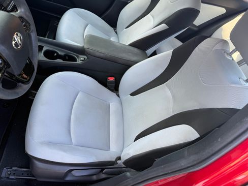 Used 2020 Toyota Prius L Eco image 12