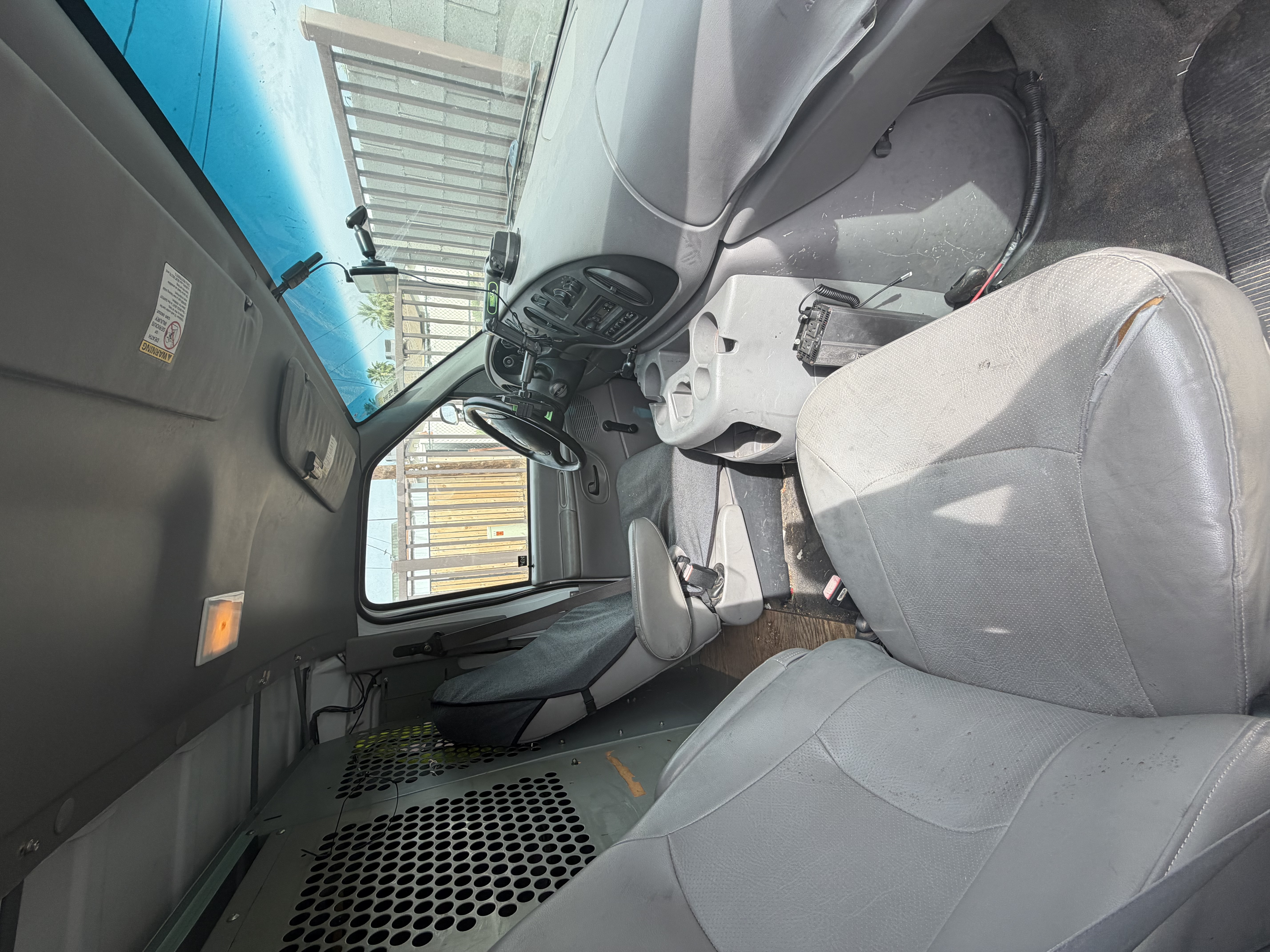 Used 2001 Ford E-150 and Econoline 150 RWD image 6