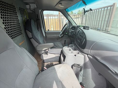 Used 2001 Ford E-150 and Econoline 150 RWD image 6