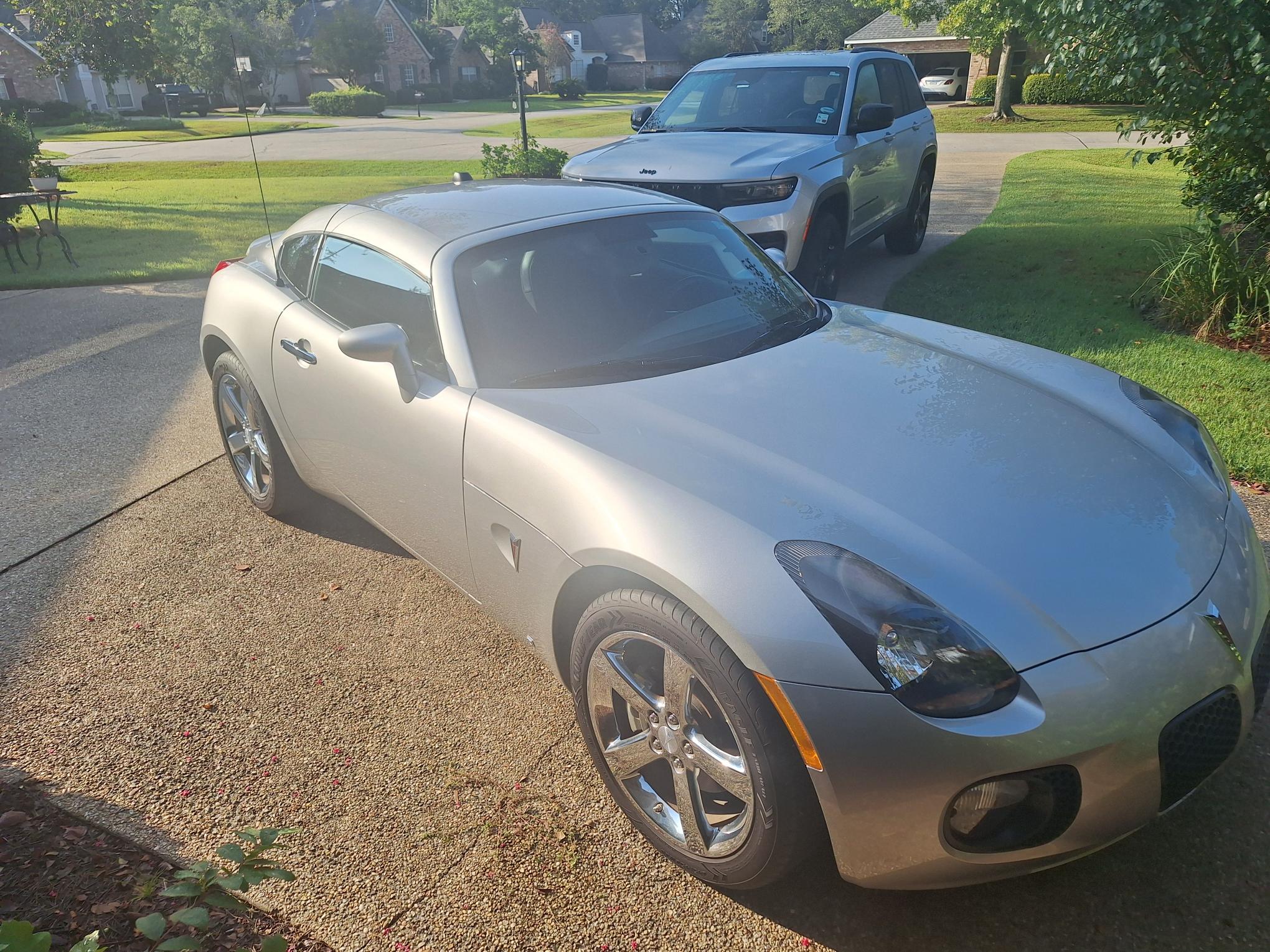 Used 2009 Pontiac Solstice GXP w/ Premium Package RWD image 1