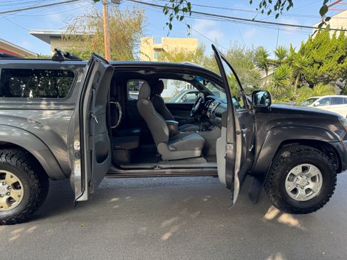 Used 2011 Toyota Tacoma 4x4 Access Cab V6 w/ TRD Off-Road Pkg image 9