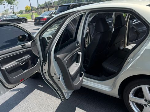 Used 2010 Volkswagen Jetta Limited Edition image 10