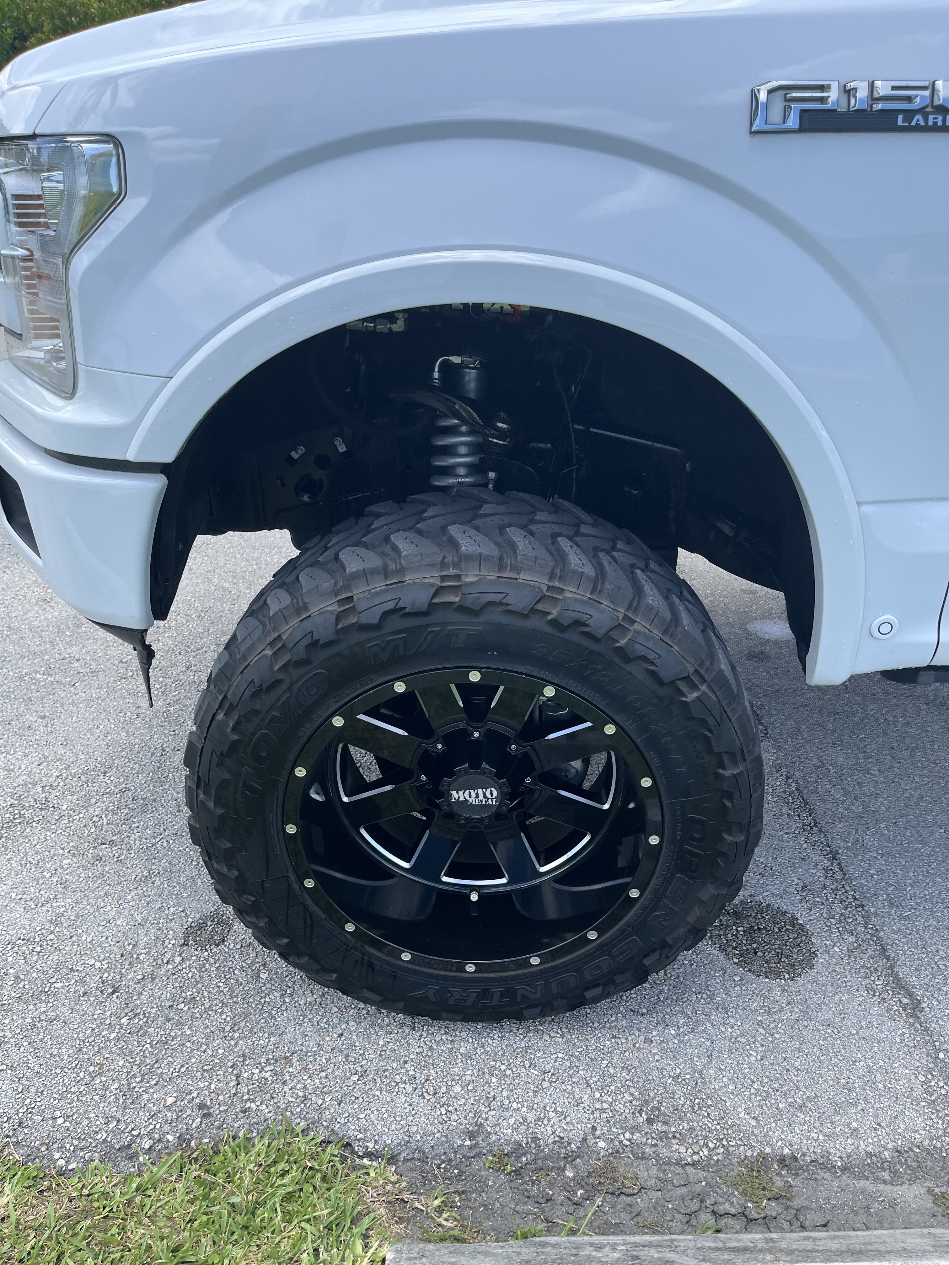 Used 2019 Ford F150 Lariat w/ Equipment Group 502A Luxury AWD/4WD image 4