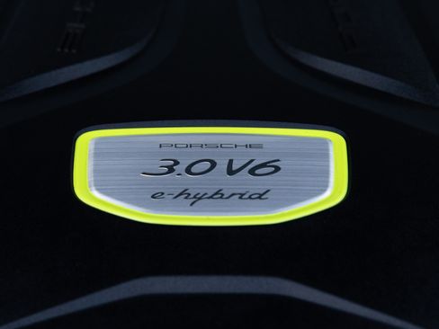 Used 2022 Porsche Cayenne Platinum Edition image 28