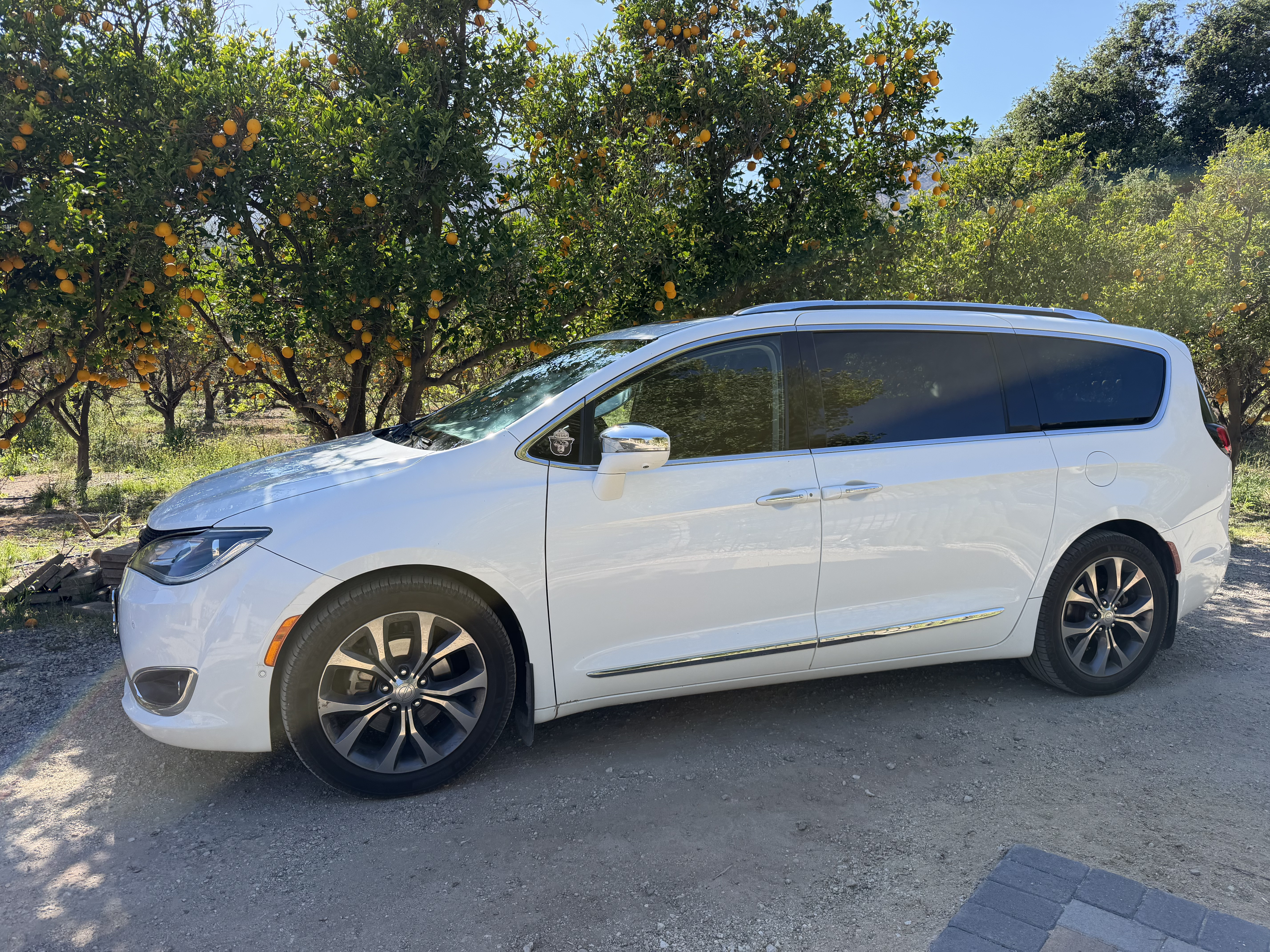 Used 2018 Chrysler Pacifica Limited w/ Tire & Wheel Group FWD image 1