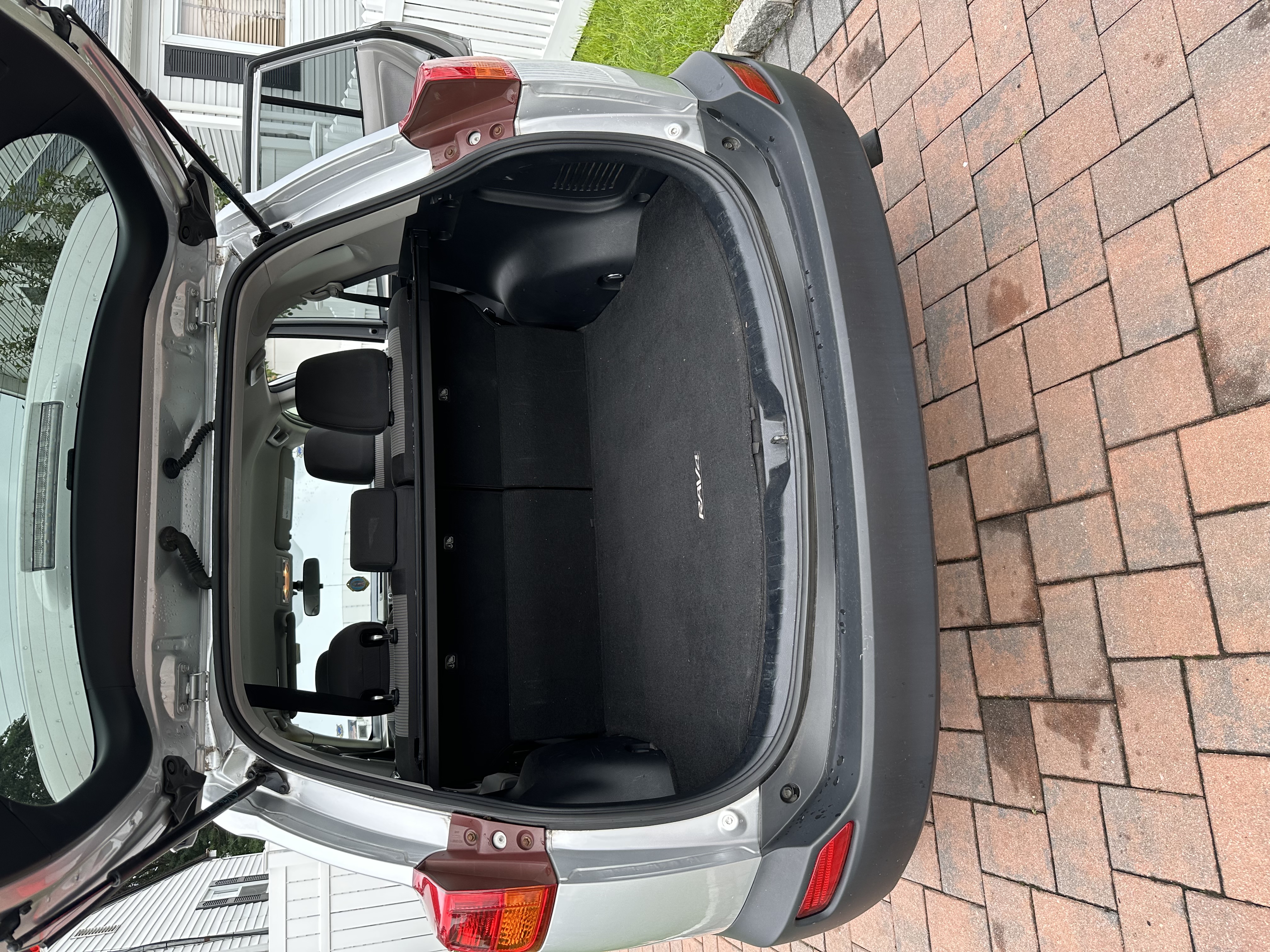 Used 2013 Toyota RAV4 LE AWD/4WD image 2