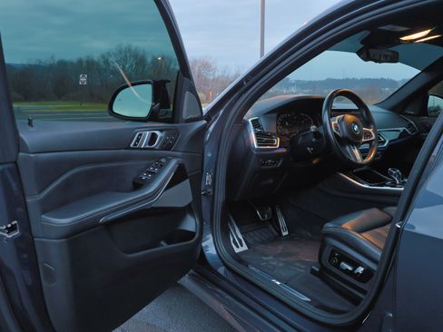 Used 2019 BMW X5 xDrive50i w/ M Sport Package image 4