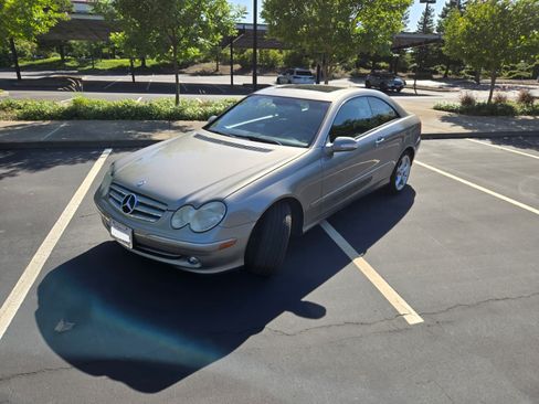 Used 2005 Mercedes-Benz CLK 320 Coupe image 2