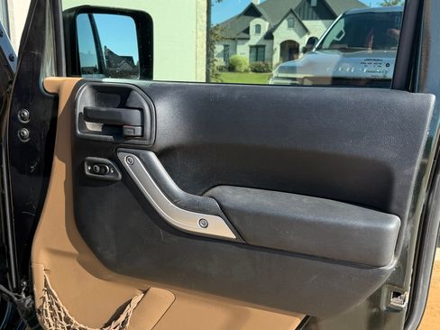 Used 2011 Jeep Wrangler Unlimited Sahara w/ Connectivity Group AWD/4WD image 24