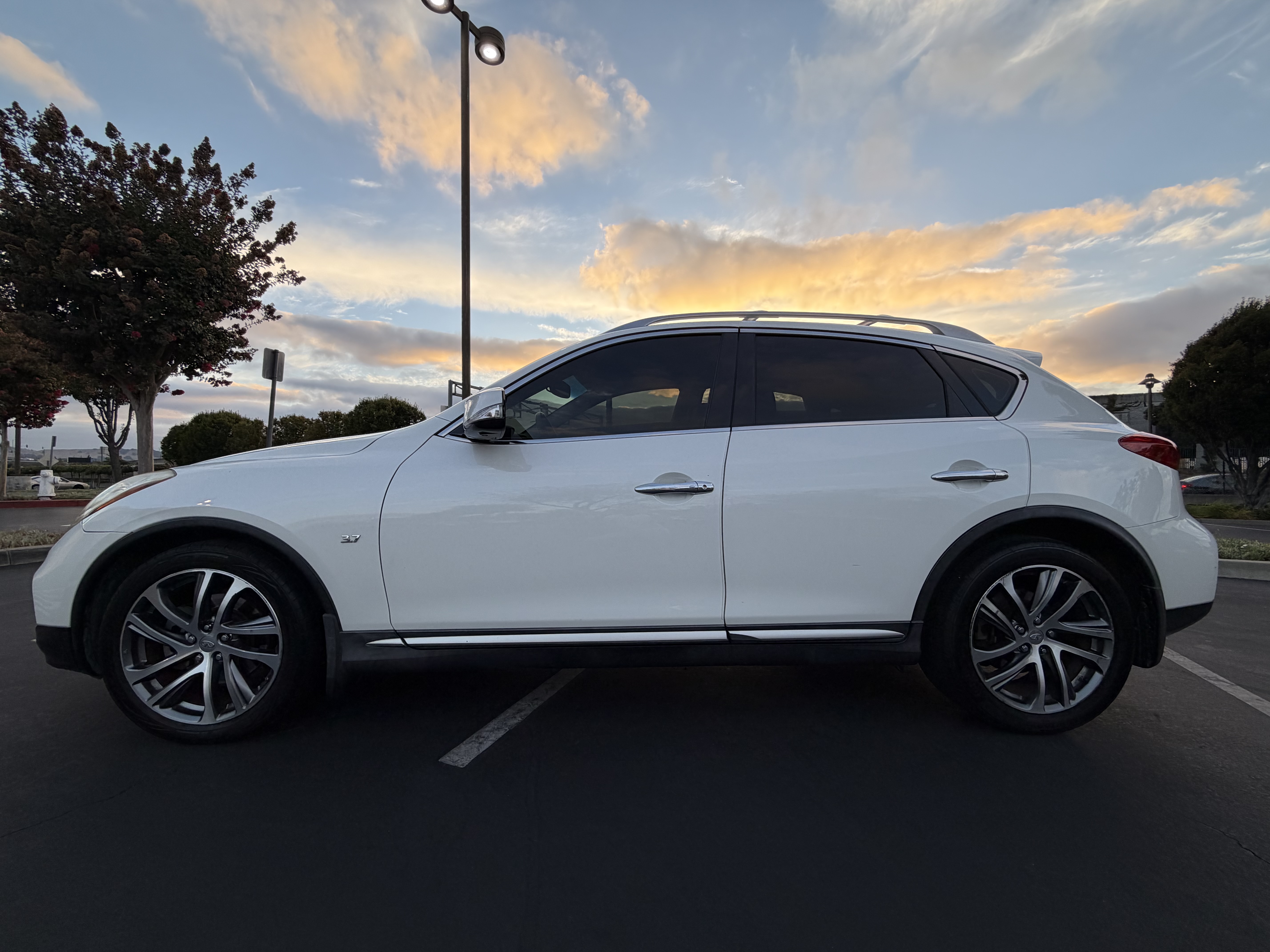 Used 2017 INFINITI QX50 2WD w/ Premium Plus Package image 4