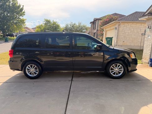 Used 2014 Dodge Grand Caravan SXT FWD image 2