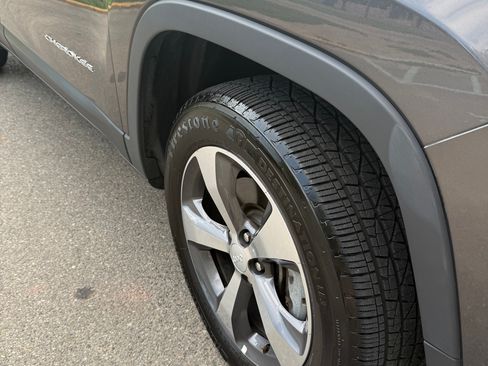 Used 2019 Jeep Cherokee Limited AWD/4WD image 9