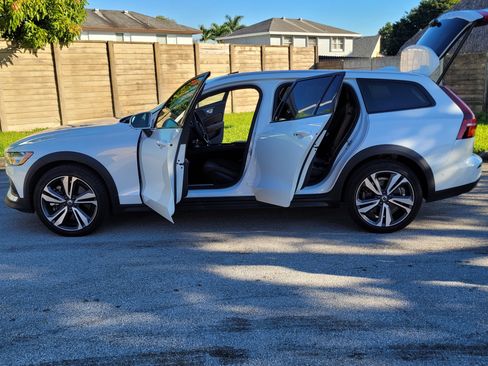 Used 2025 Volvo V60 B5 Cross Country Plus image 14