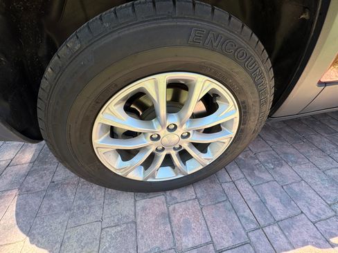 Used 2019 Jeep Cherokee Latitude w/ Cold Weather Group image 8