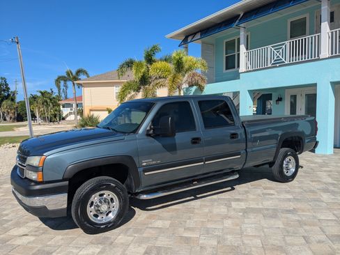 Used 2006 Chevrolet Silverado 2500 LT w/ Heavy-Duty Power Package image 2