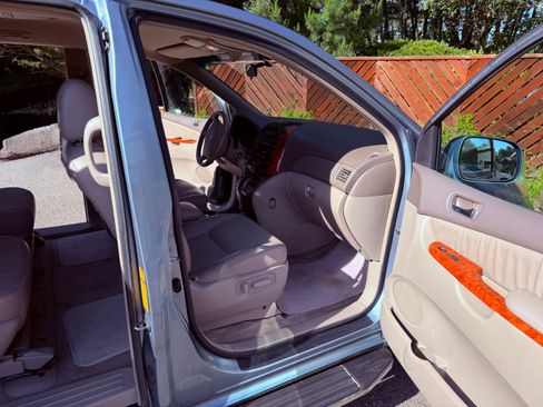Used 2006 Toyota Sienna XLE image 12