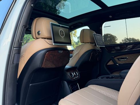 Used 2017 Bentley Bentayga AWD/4WD image 21