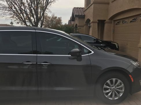 Used 2019 Chrysler Pacifica Touring Plus image 4