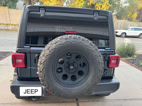 Used 2019 Jeep Wrangler Unlimited Sahara image 8