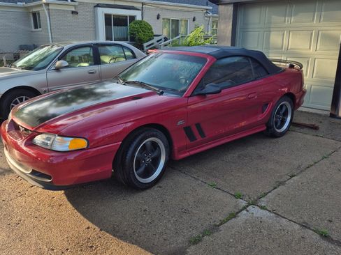 Used 1998 Ford Mustang Convertible RWD image 1