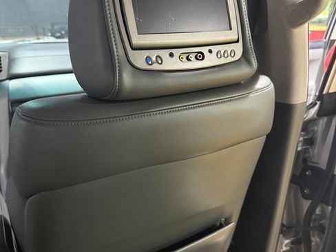 Used 2008 Lexus LX 570 4WD w/ Technology Pkg image 12