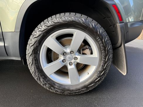 Used 2021 Land Rover Defender 90 First Edition image 28