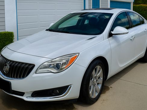 Used 2017 Buick Regal AWD image 2