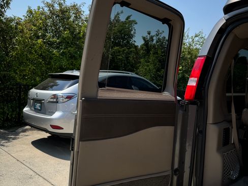 Used 2019 Chevrolet Express 2500 Extended RWD image 10