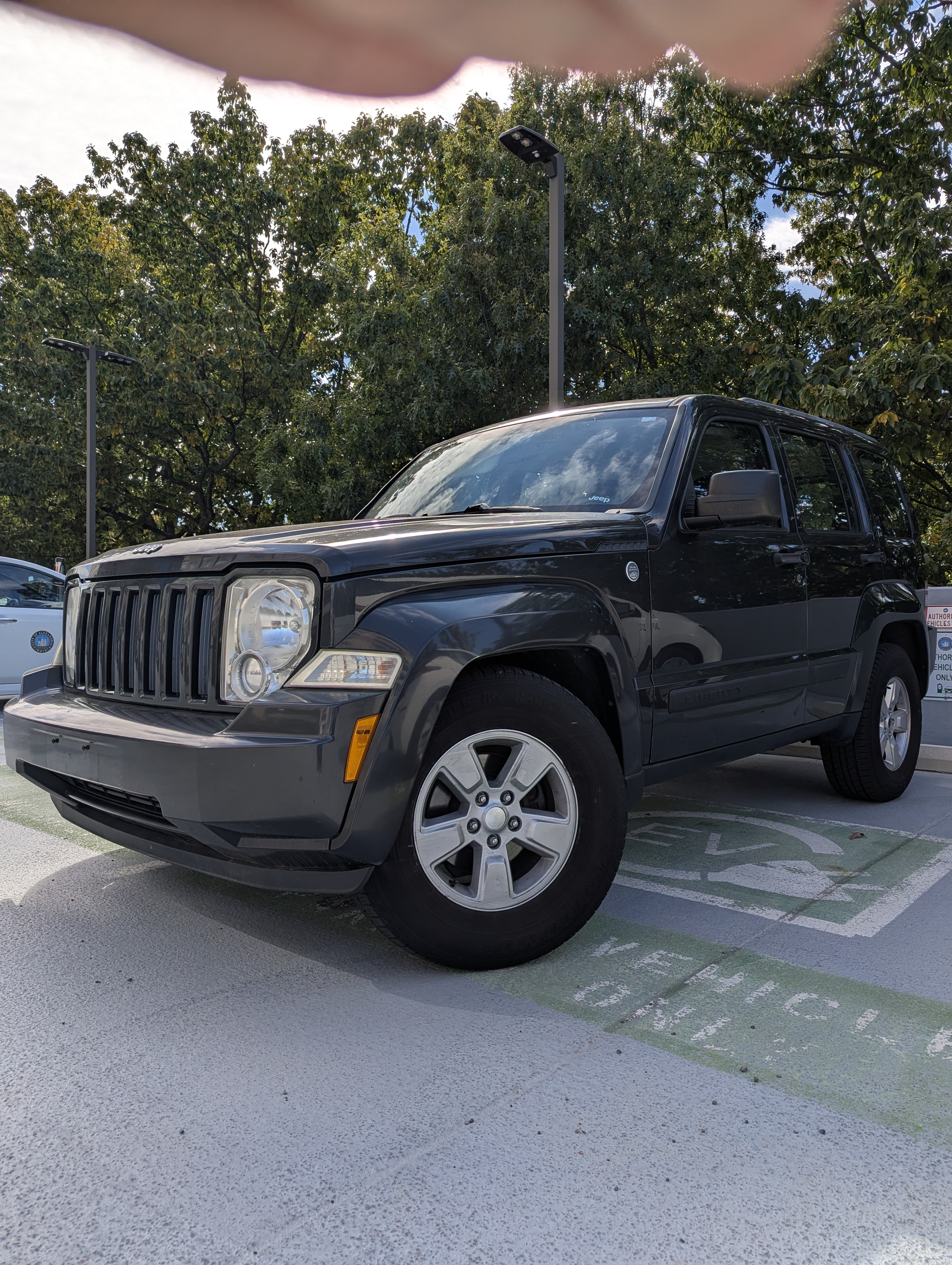 Used 2011 Jeep Liberty Sport AWD/4WD image 8
