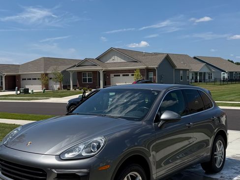 Used 2016 Porsche Cayenne AWD/4WD image 1