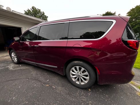 Used 2018 Chrysler Pacifica Touring-L FWD image 17