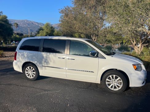 Used 2015 Chrysler Town & Country Limited Platinum FWD image 6
