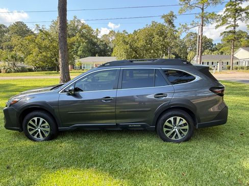 Used 2025 Subaru Outback Premium image 1