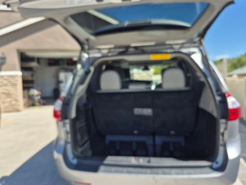 Used 2018 Toyota Sienna Limited w/ Carpet Mat Package image 6