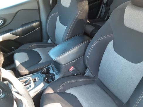 Used 2017 Jeep Cherokee Sport image 4