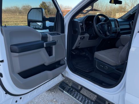 Used 2019 Ford F350 XLT w/ XLT Premium Package image 5