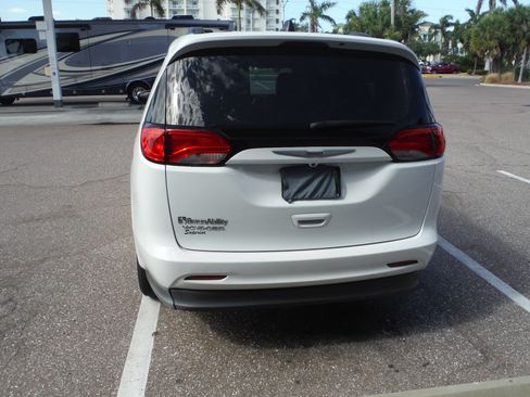 Used 2021 Chrysler Voyager Lxi FWD image 4