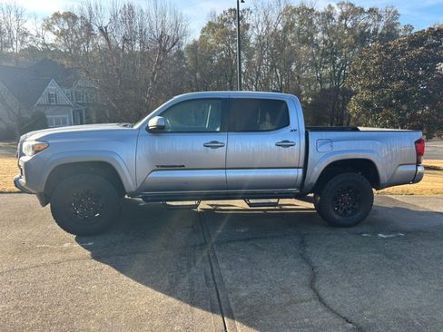 Used 2020 Toyota Tacoma SR5 image 2