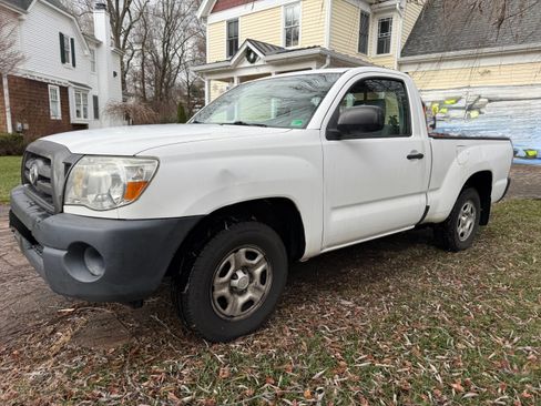 Used 2010 Toyota Tacoma 2WD Regular Cab image 1