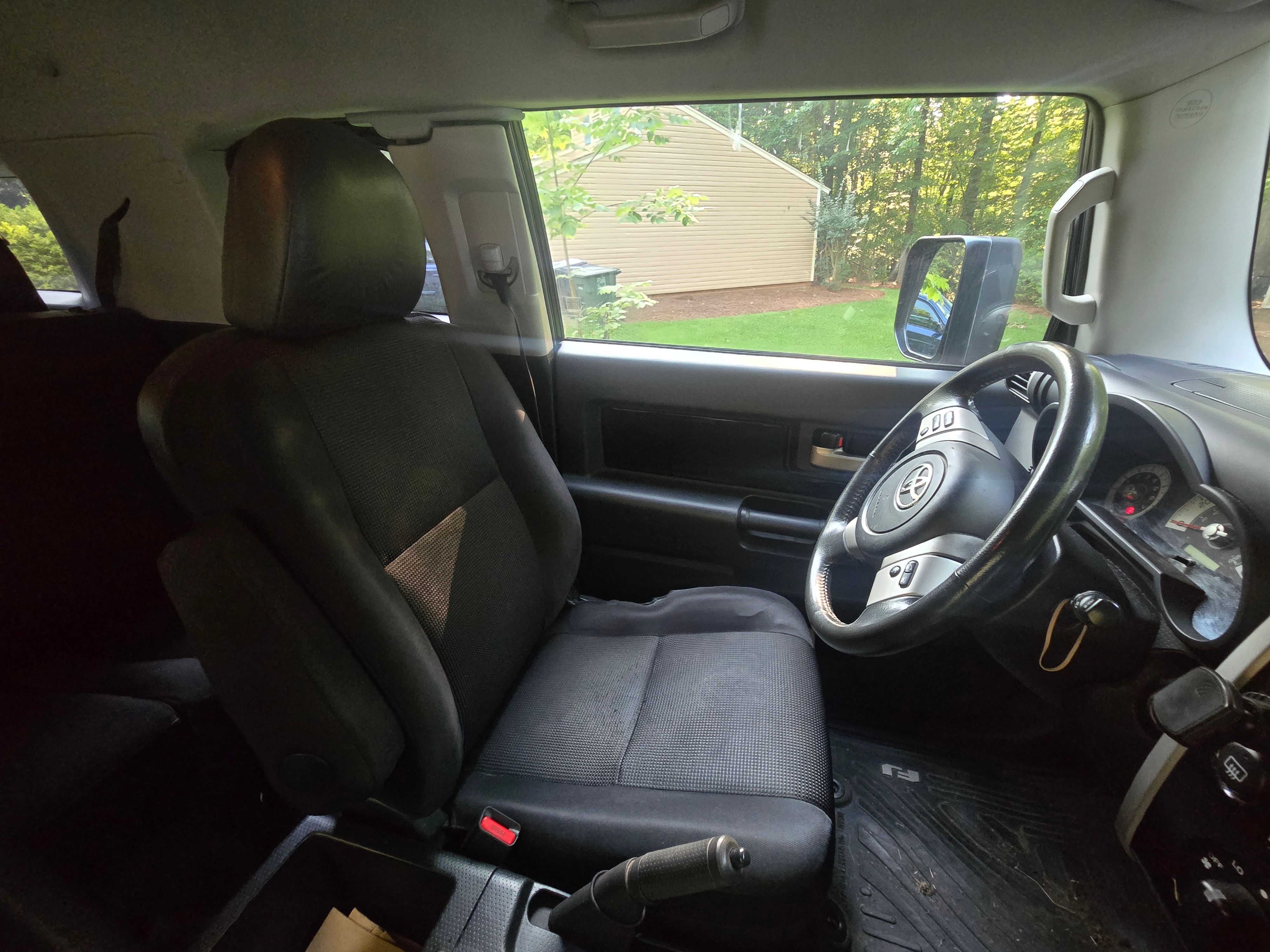 Used 2012 Toyota FJ Cruiser 2WD w/ Upgrade Pkg image 9