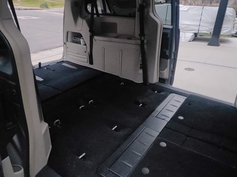 Used 2014 Chrysler Town & Country Touring image 21