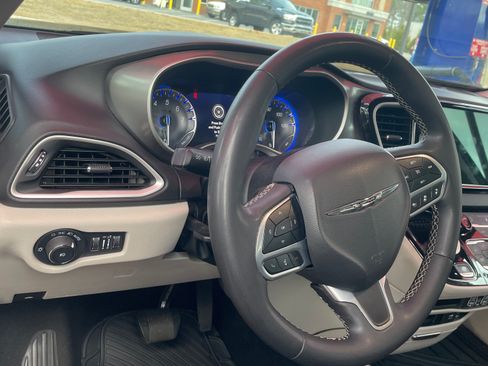 Used 2022 Chrysler Pacifica Touring-L image 6