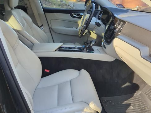 Used 2019 Volvo XC60 T5 Momentum w/ Multimedia Package image 18